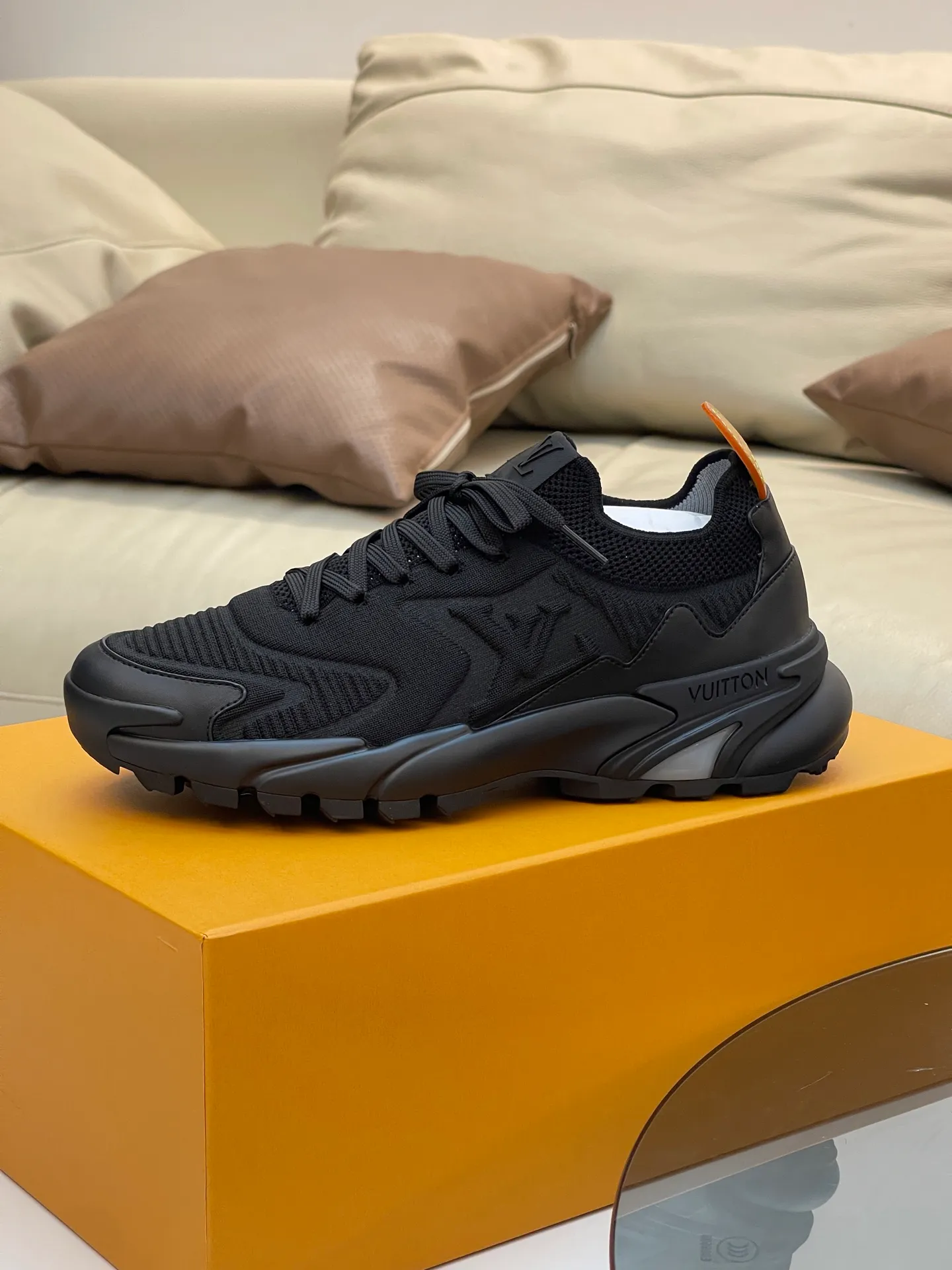 [L Home] Top P: 700💰 Size: 39-44 (customized at 38.45.46) LV Donkey Brand Louis Vuitton RUNNER TATIC new men's sneakers This LV Runner Tatic sneaker uses a whole piece of technical knitting to create an easy-to-take-off design, and then outlines the upper with cow leather trim. The LV logo on the side releases a dynamic atmosphere between the textures, the leather back strap is shaped like the handle fastener of the Louis Vuitton leather goods series, and the lightweight and wear-resistant two-tone rubber sole completes the whole. The toe and heel wrap details continue to provide comfortable fabric foot support, creating a stylish and stylish upper! Comes with full original packaging!